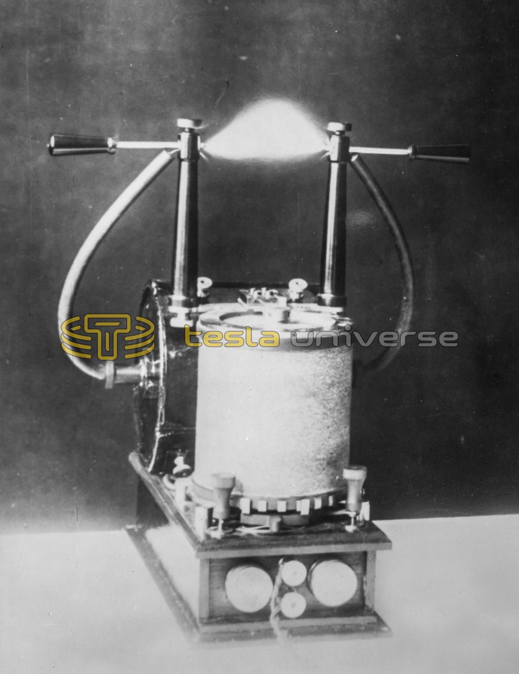 Tesla high-frequency coil developing 2 sq. ft. of streamers with 25W input
